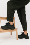 andrika-dermatina-total-black-sneakers-athletic-style-anatomic-light-fenomilano (1)